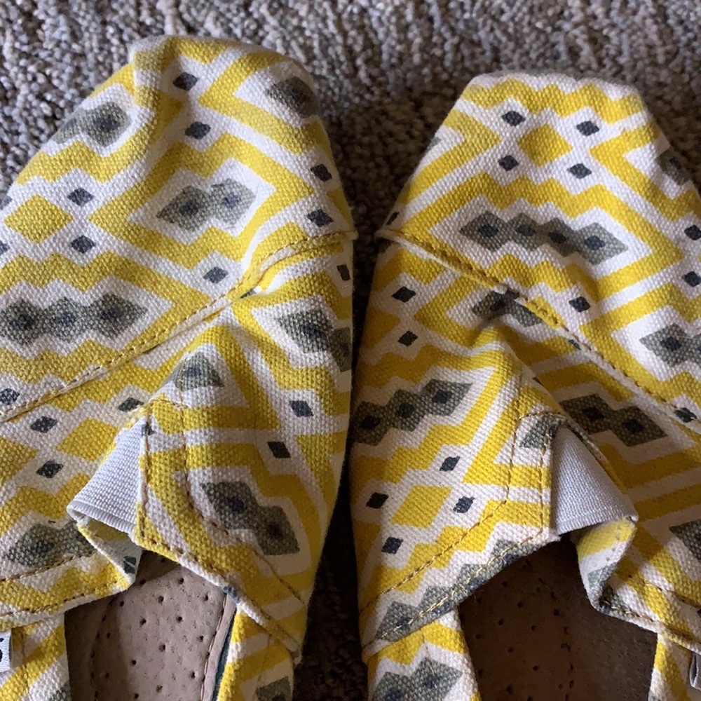 Toms Shoes - Picture 2 of 5